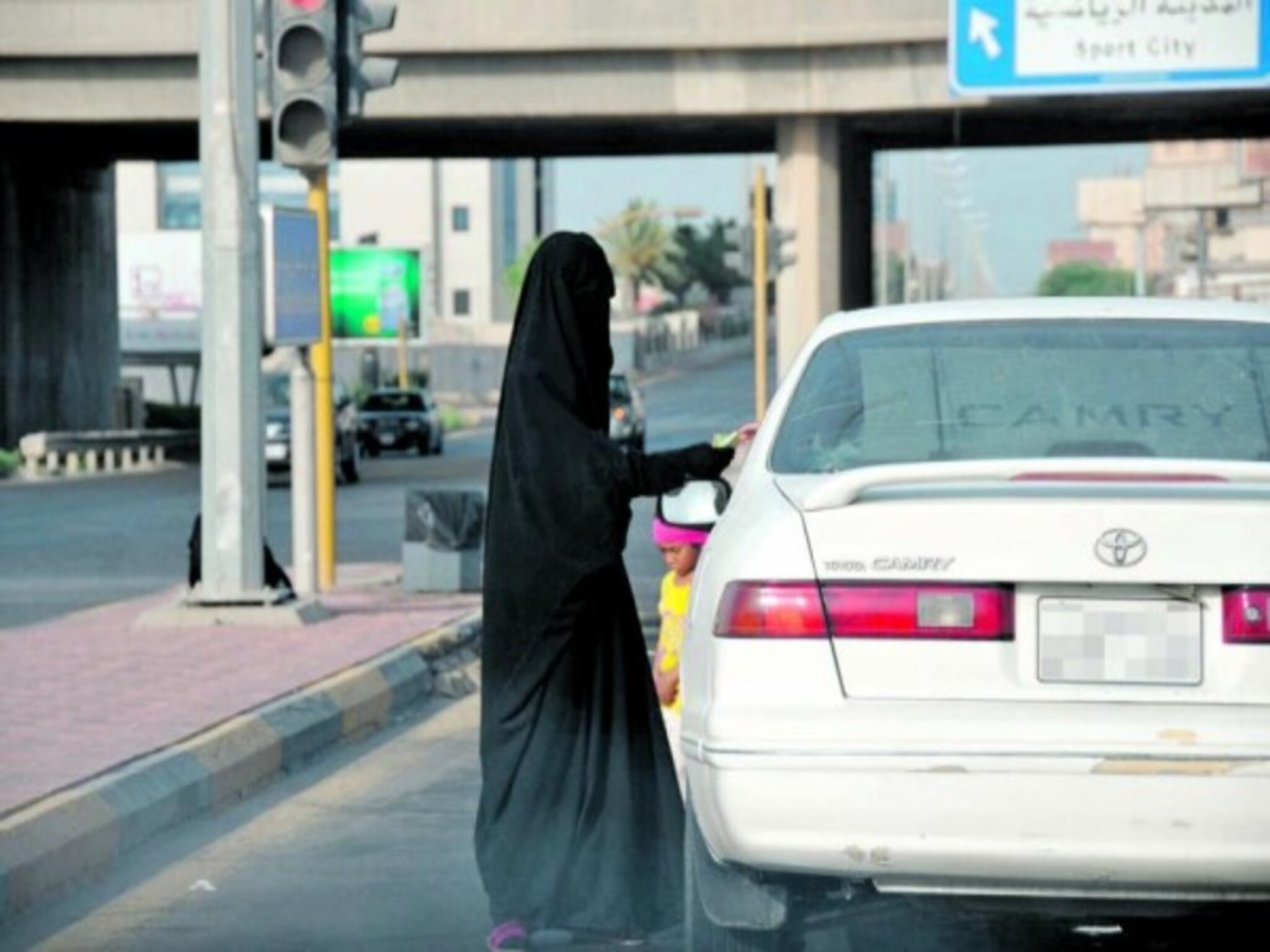 تشديد عقوبات التسول في الإمارات