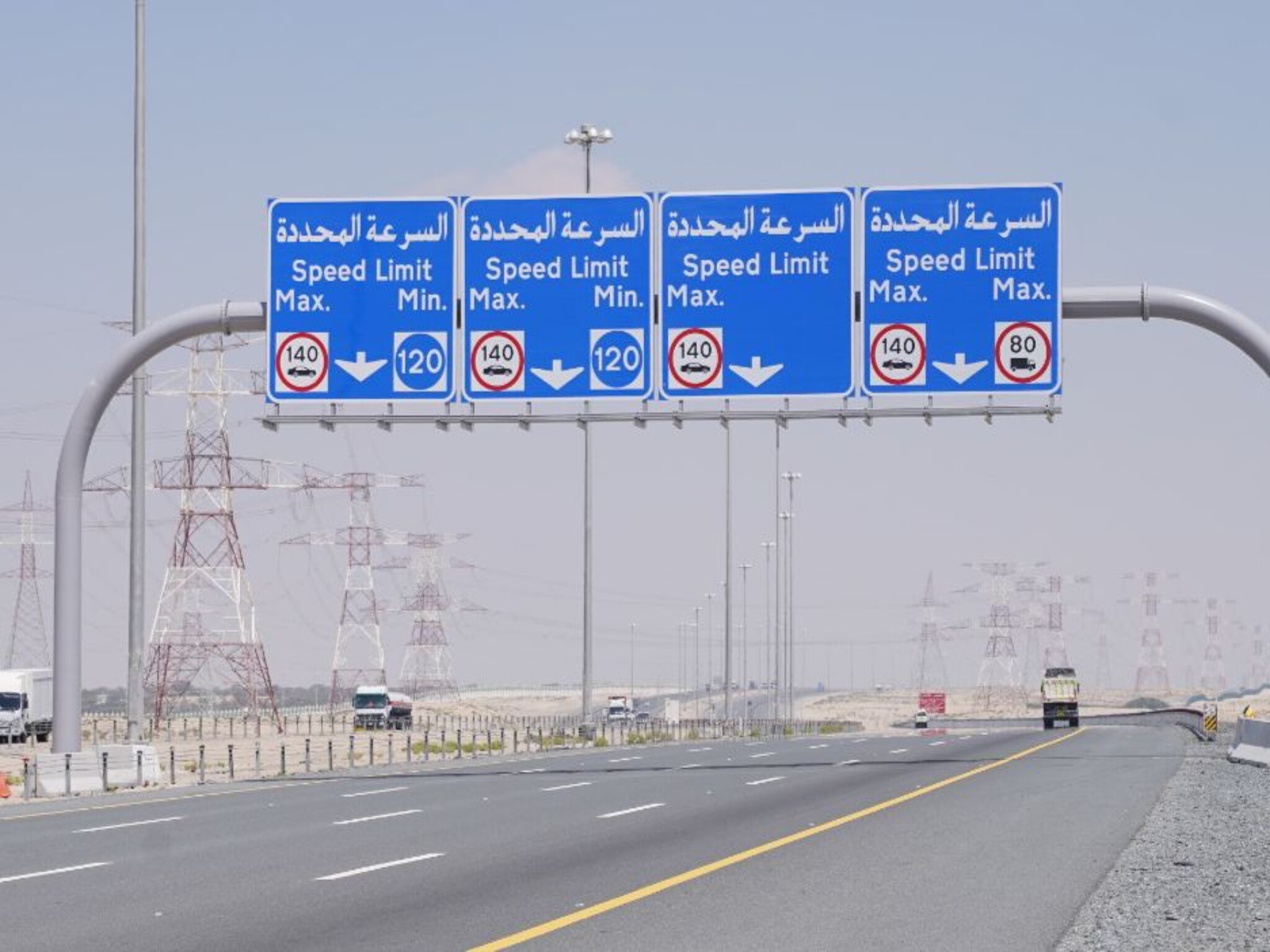 تحديد الحد الأدنى للسرعة على طرق أبو ظبي من بداية أبريل