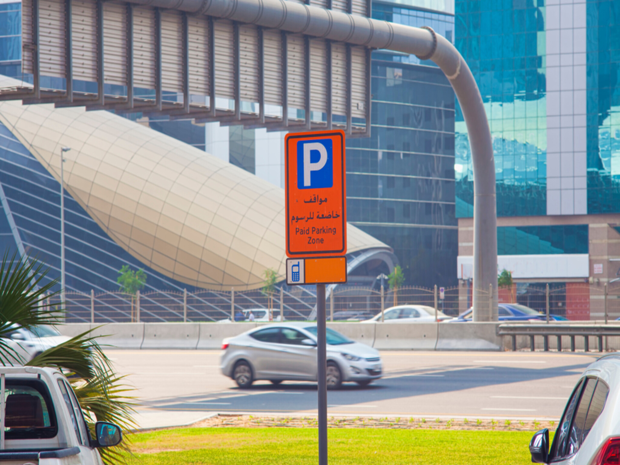 شروط استخدام مواقف السيارات في دبي بالمجان