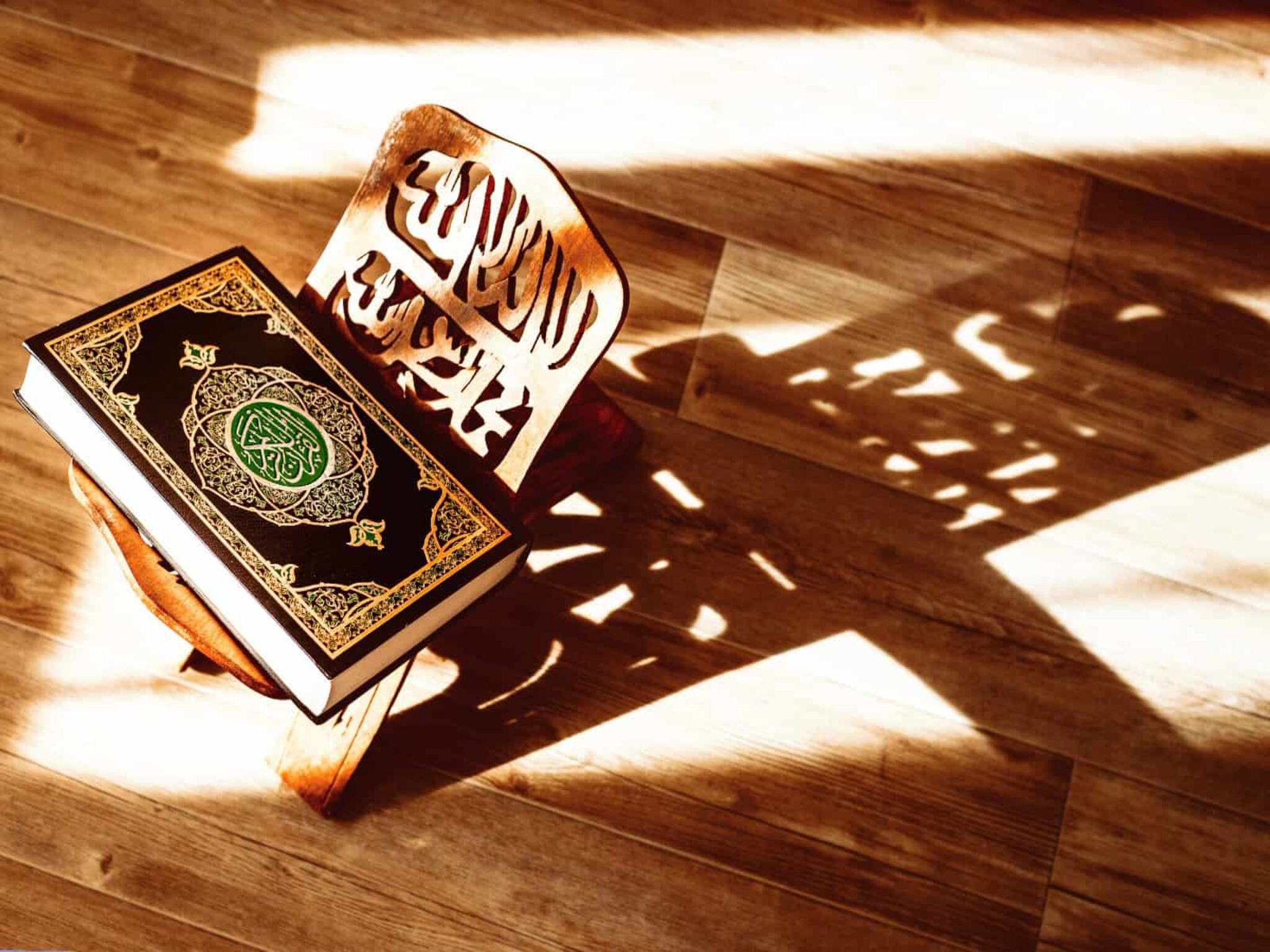 فيديو صادم.. شخص يقرأ القرآن على ألحان العود لتعليم المقامات