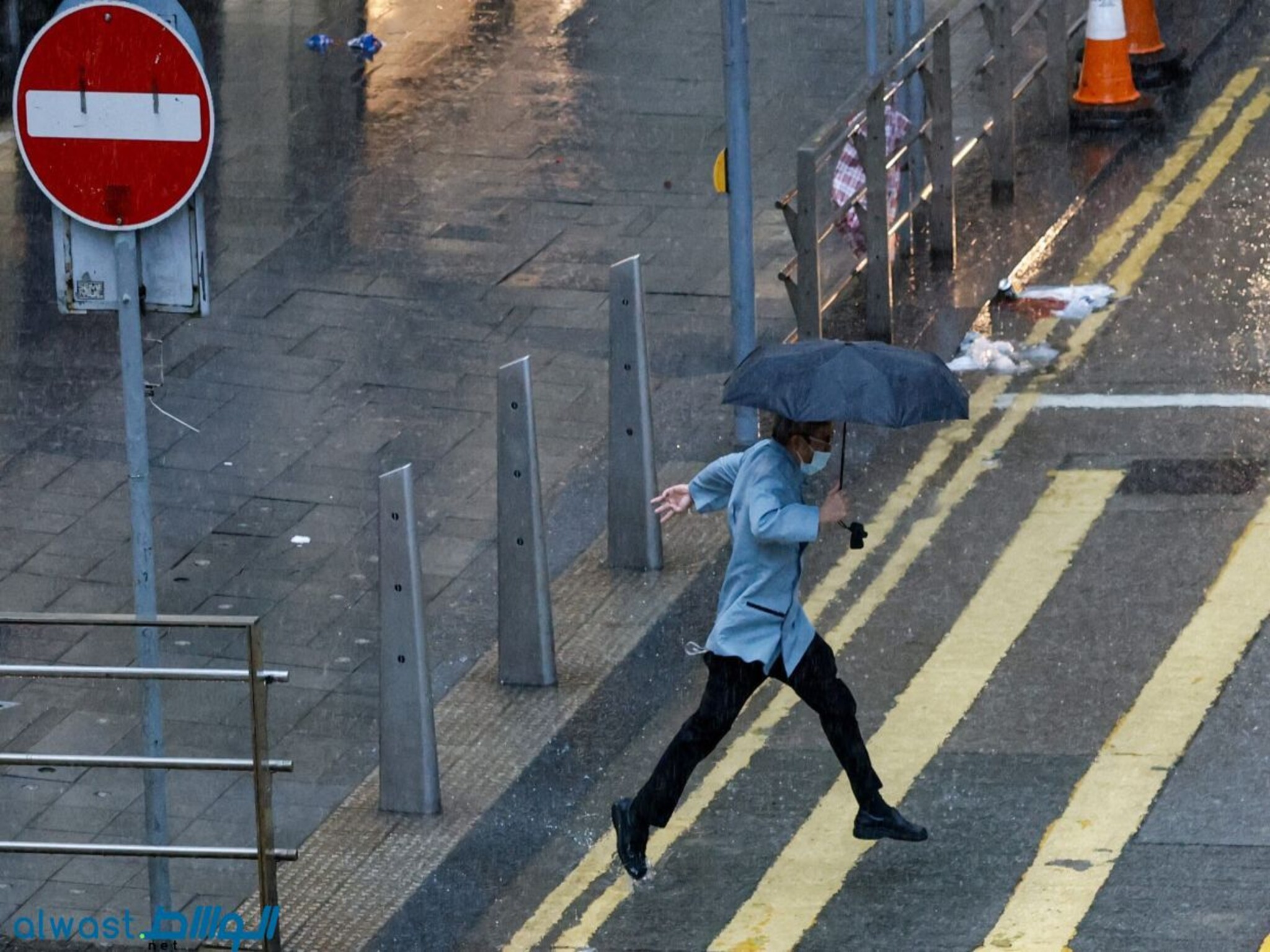 Hong Kong Shuts Schools, Halts Trading Due to Typhoon Koinu Flooding