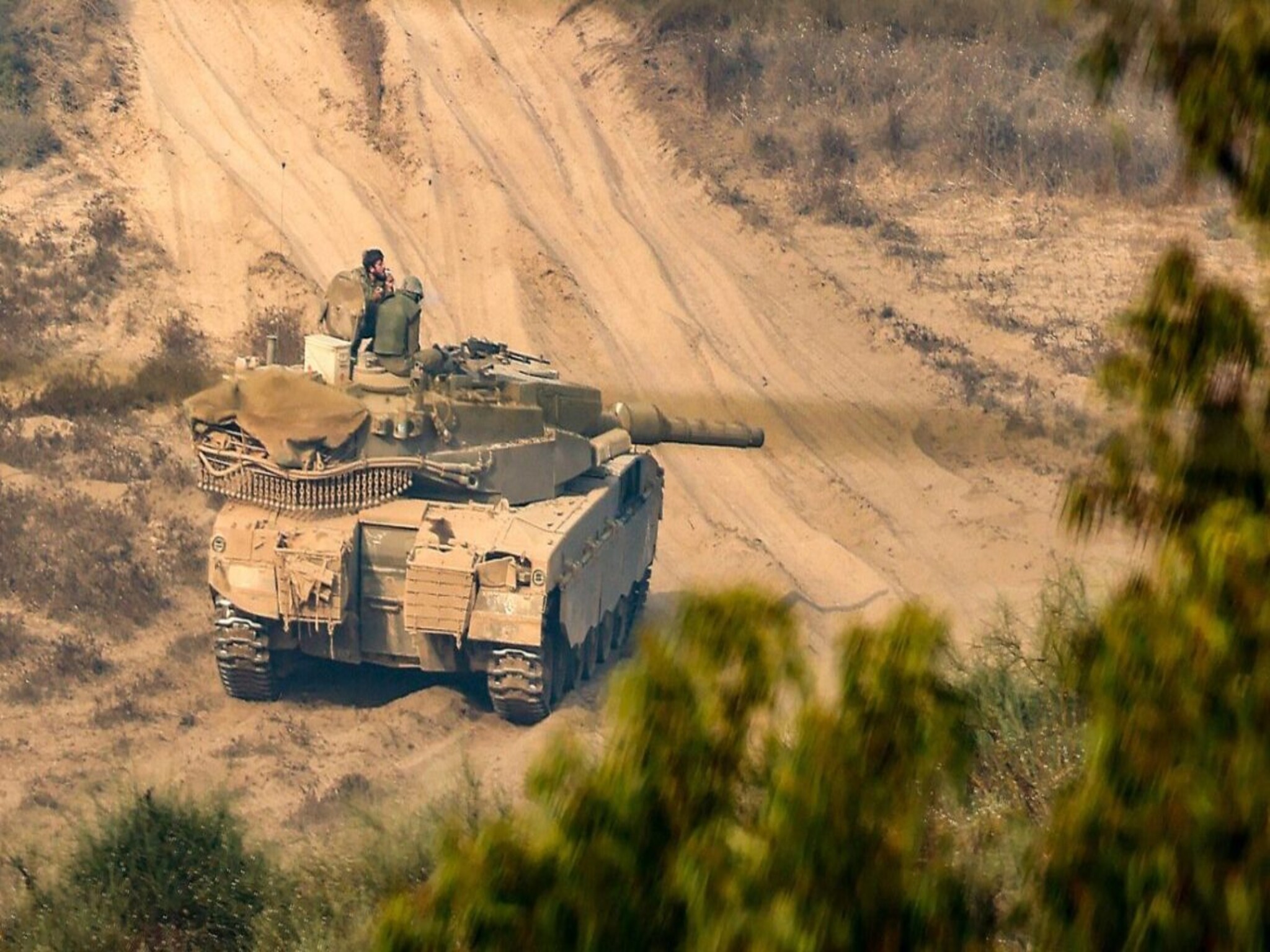 دبابات الجيش الإسرائيلي تصل حي الزيتون وتطلق النار على أي سيارة تمر 