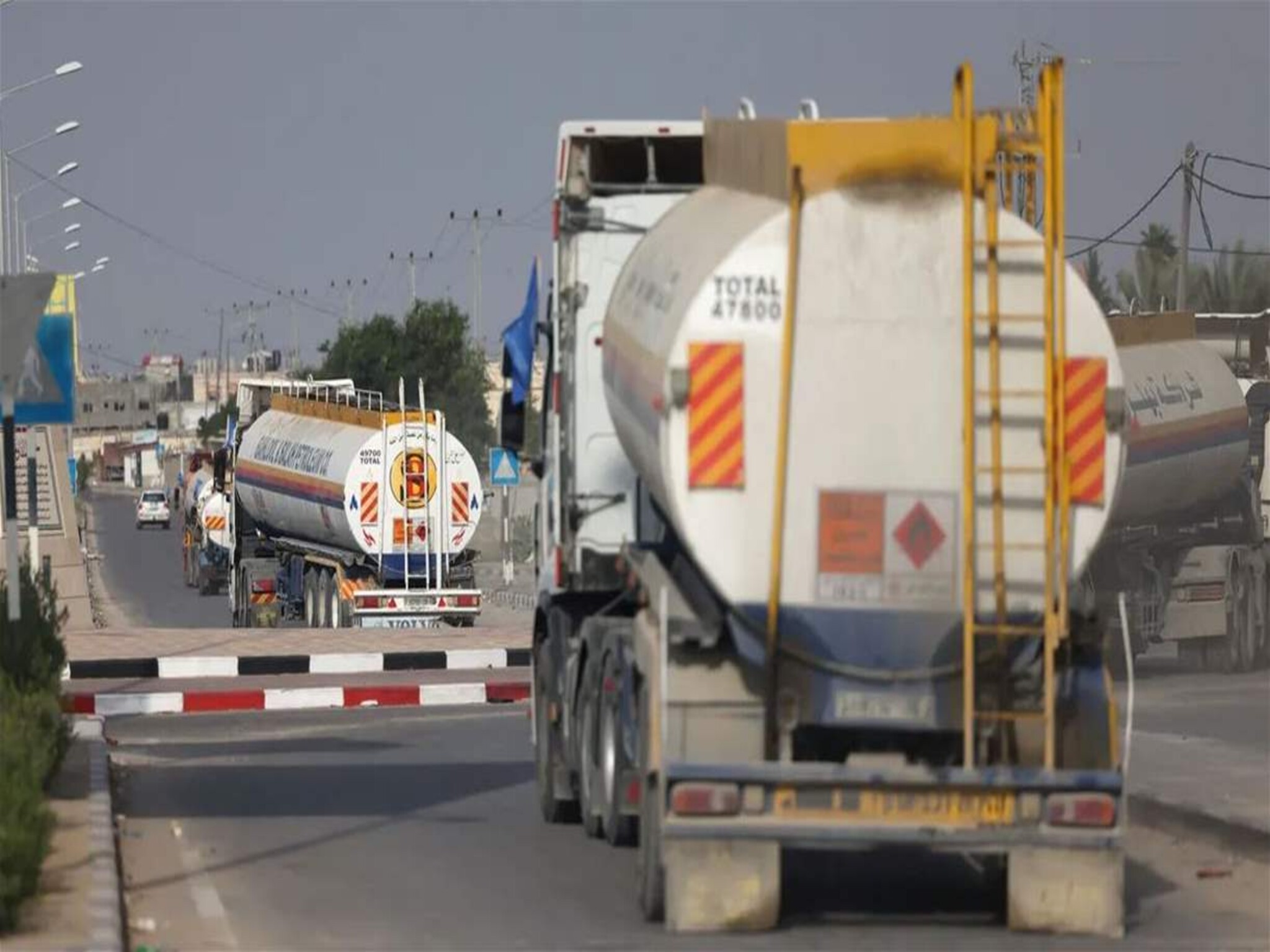 مسؤول فلسطيني يكشف حقيقة دخول شاحنات الوقود لقطاع غزة