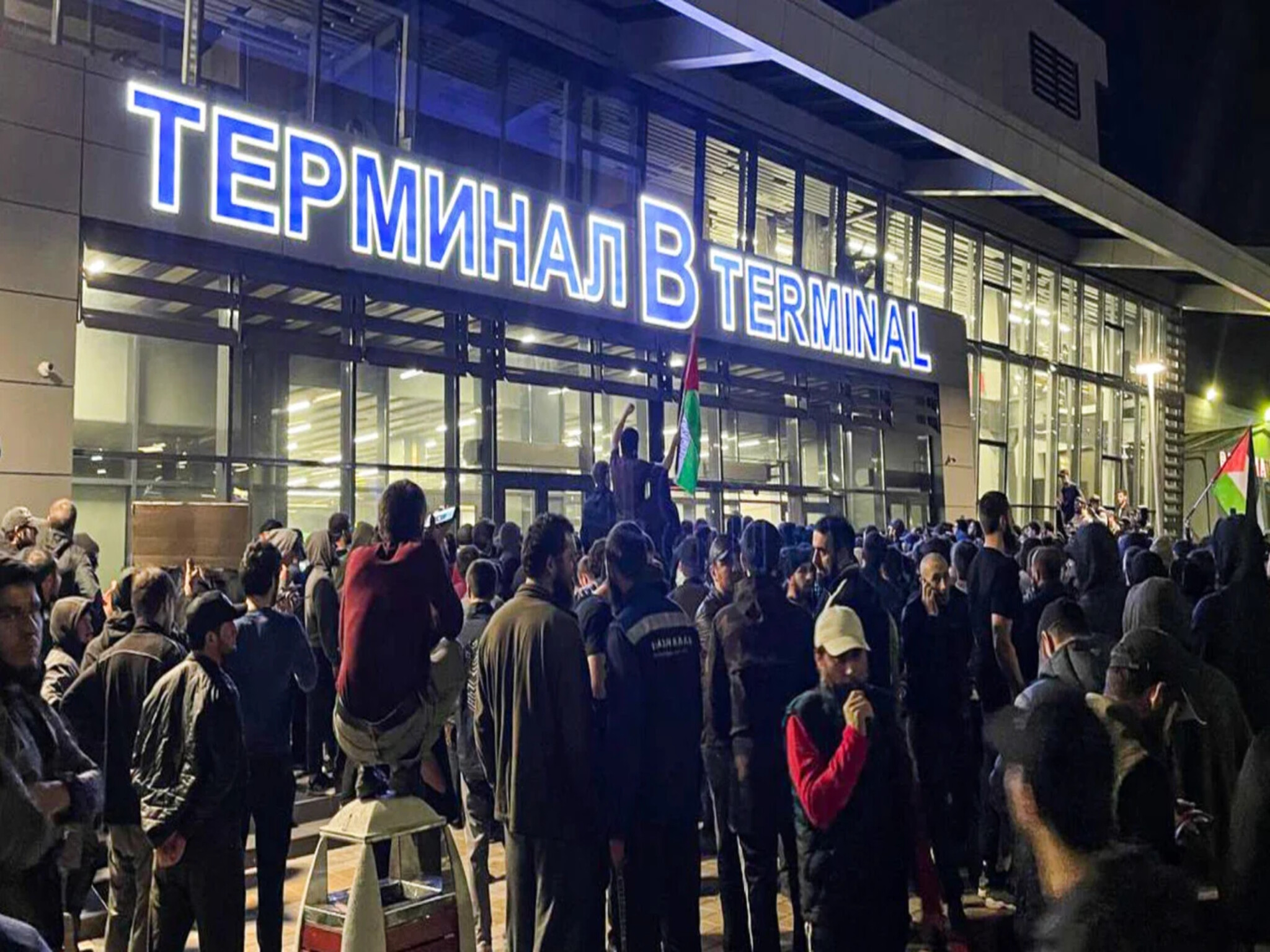 إخلاء مطار "داغستان " الروسي من محتجين على رحلة قادمة من إسرائيل