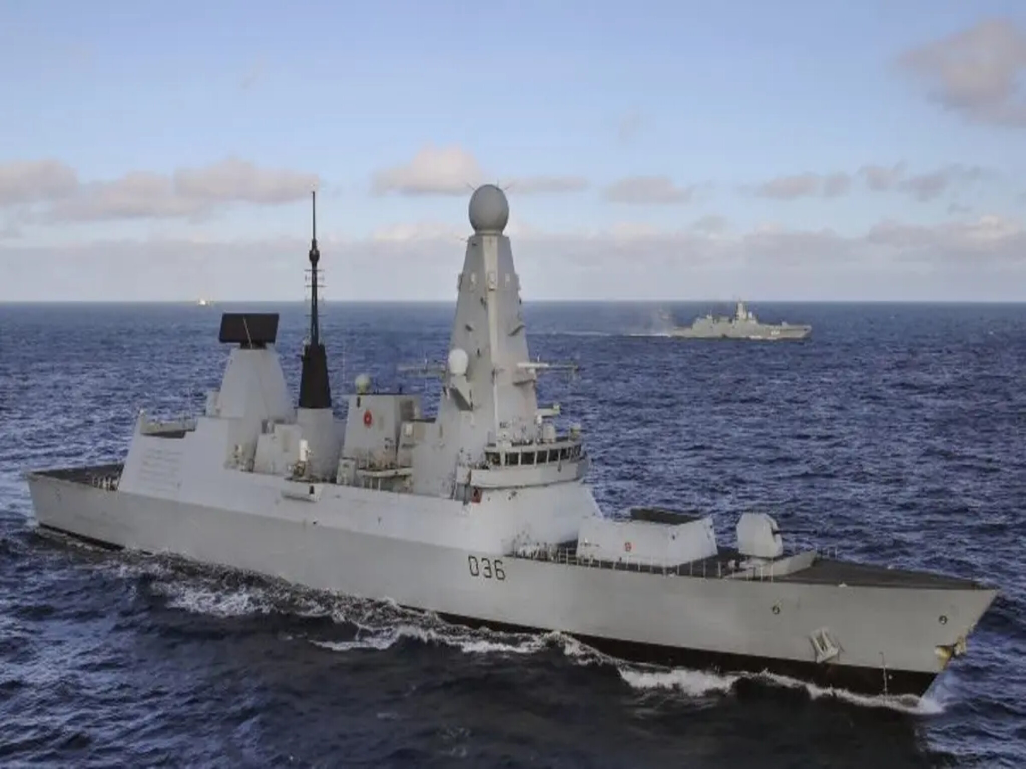 بريطانيا ترسل سفينتين حربيتين وطائرات مراقبة لدعم الجيش الأسرائيلي