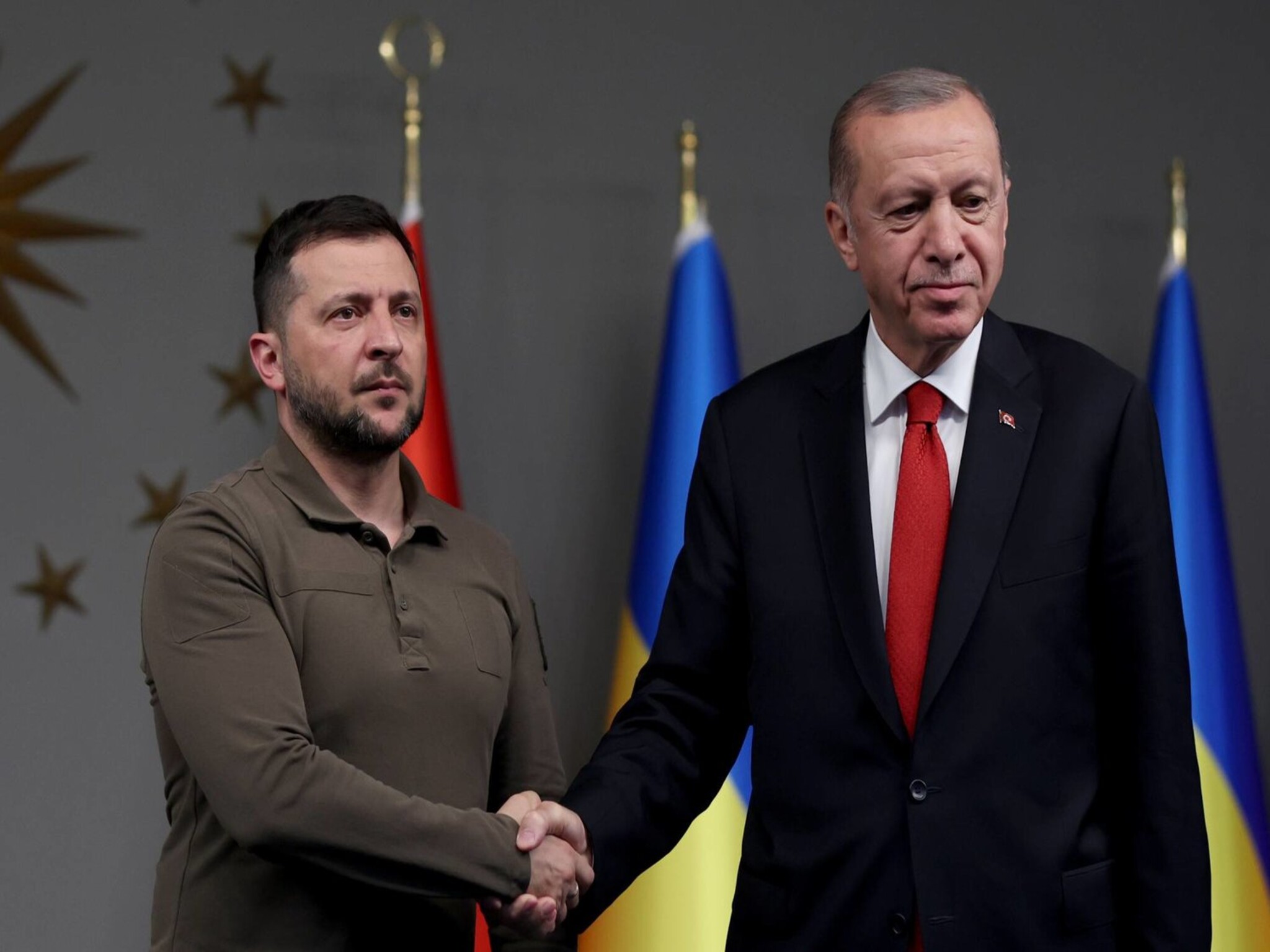 زيلينسكي يتحدث مع أردوغان بشأن محادثات السلام والوضع في الشرق الأوسط 