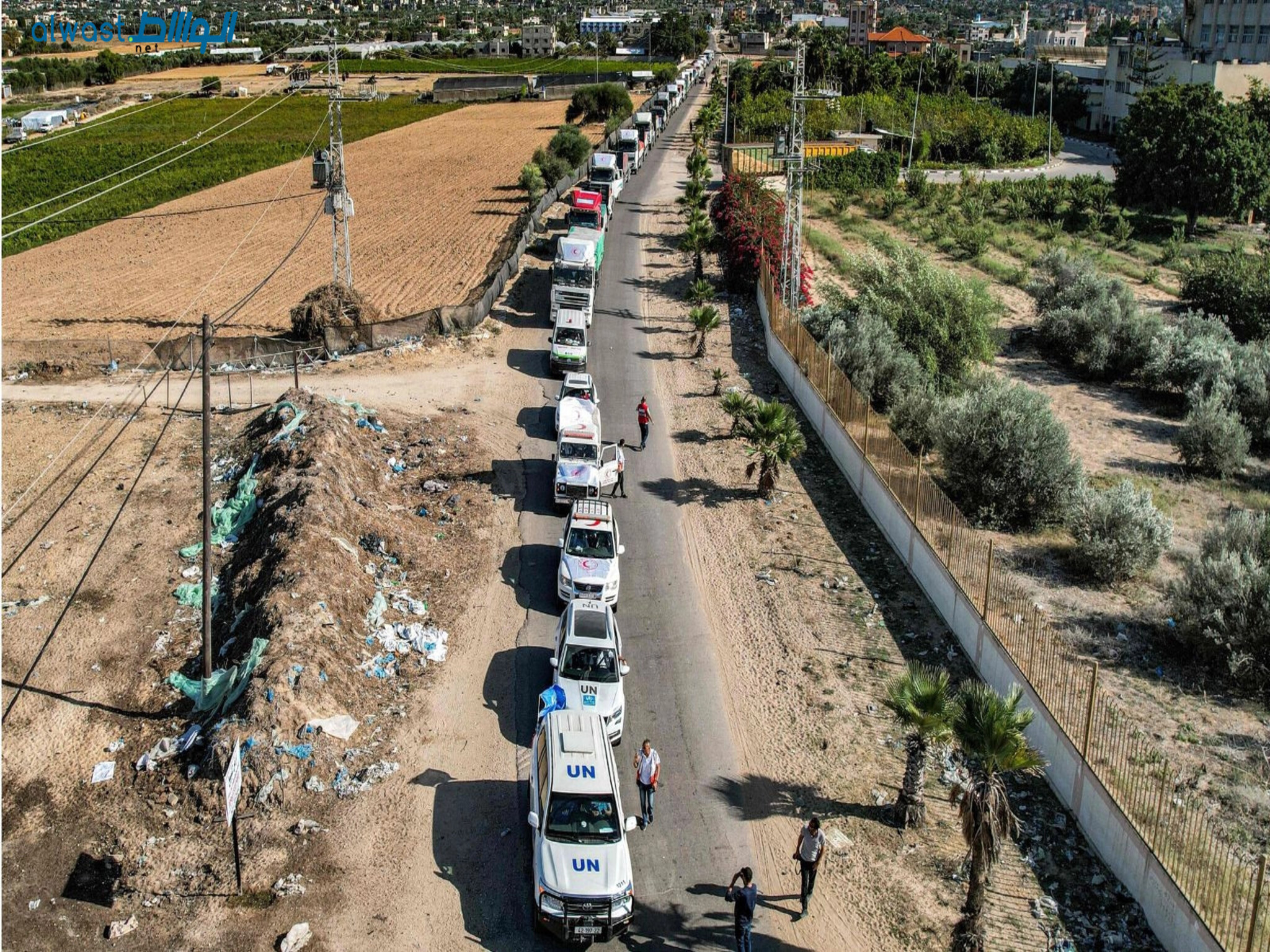 17 trucks deliver aid to Gaza amid Israeli bombardment from Egypt