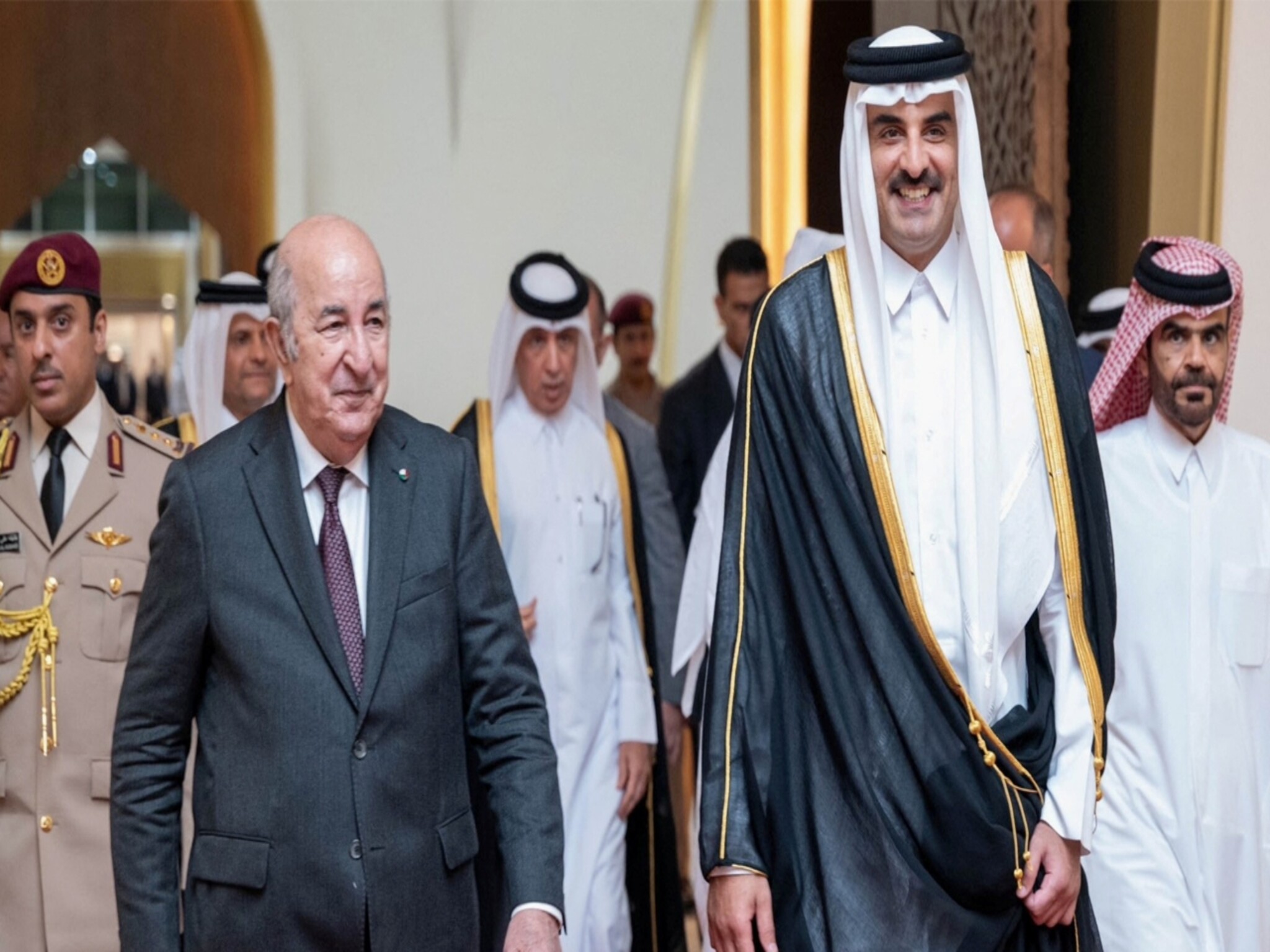 أمير قطر " الشيخ تميم بن حمد " يغادر قمة القاهرة للسلام 