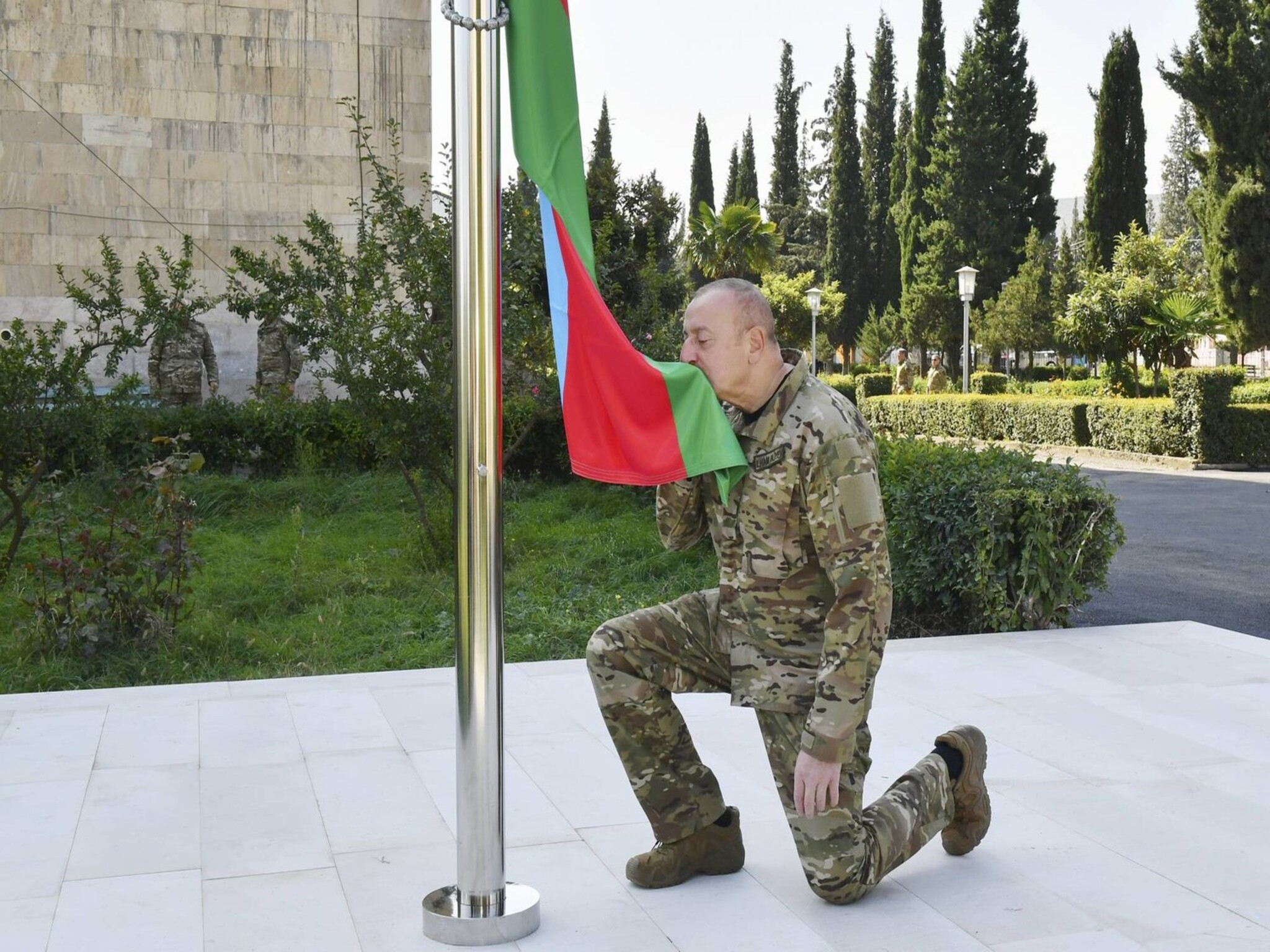 الرئيس الأذربيجاني يرفع علم بلده في عاصمة ناغورنو كاراباخ