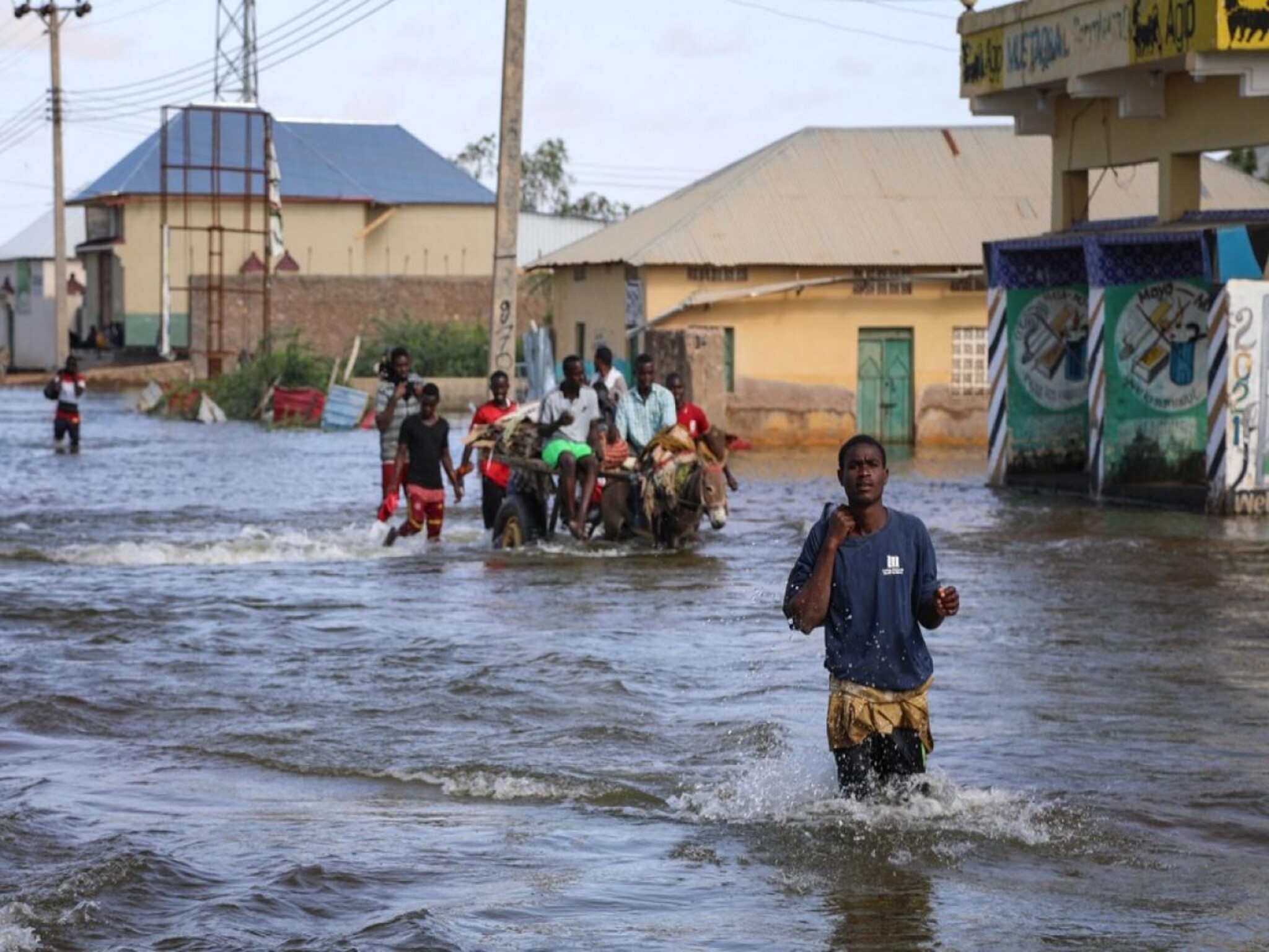 الفيضانات تقتل العشرات وتجبر مئات الألوف علي النزوح في الصومال