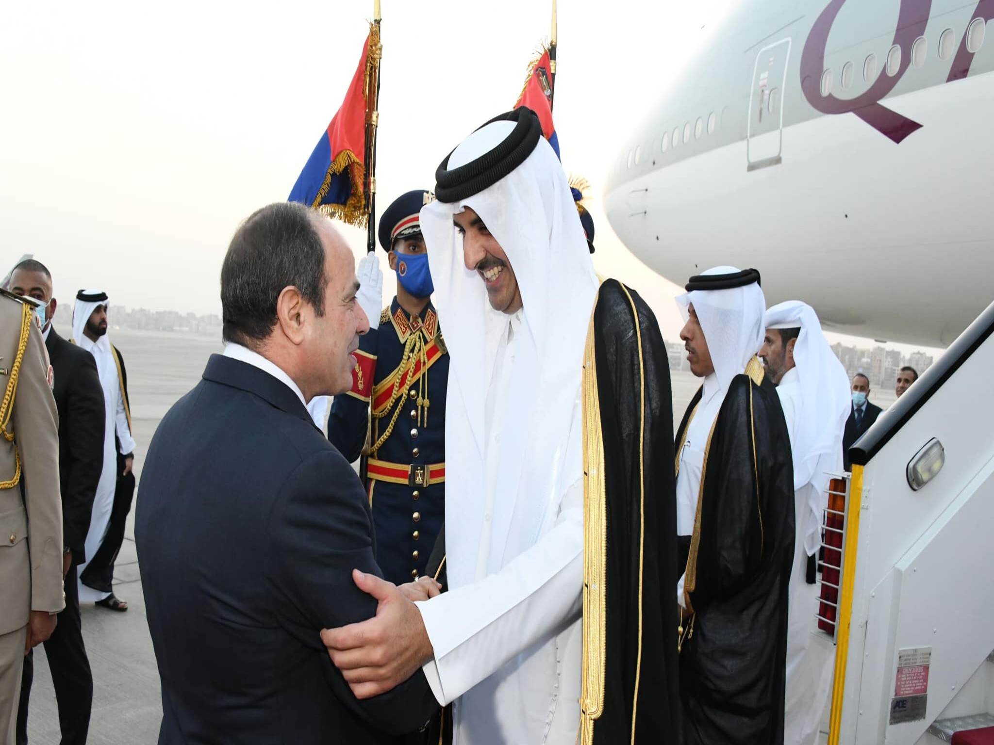 الرئيس السيسي يستقبل أمير قطر الشيخ تميم بمطار القاهرة الدولي 
