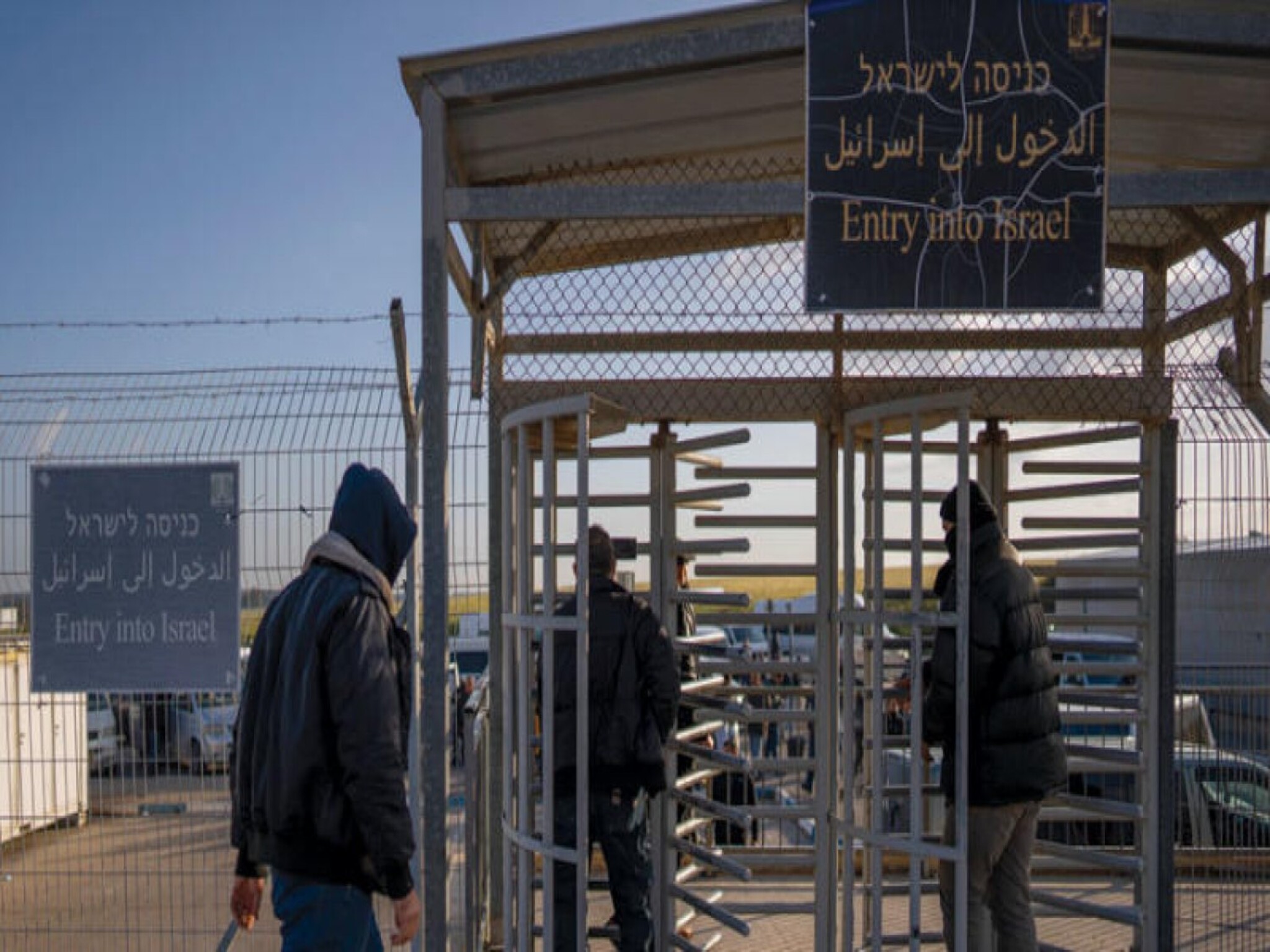 الأحتلال الإسرائيلي يعيد آلاف العمال الفلسطينيين إلى قطاع غزة بعد أعتقالهم