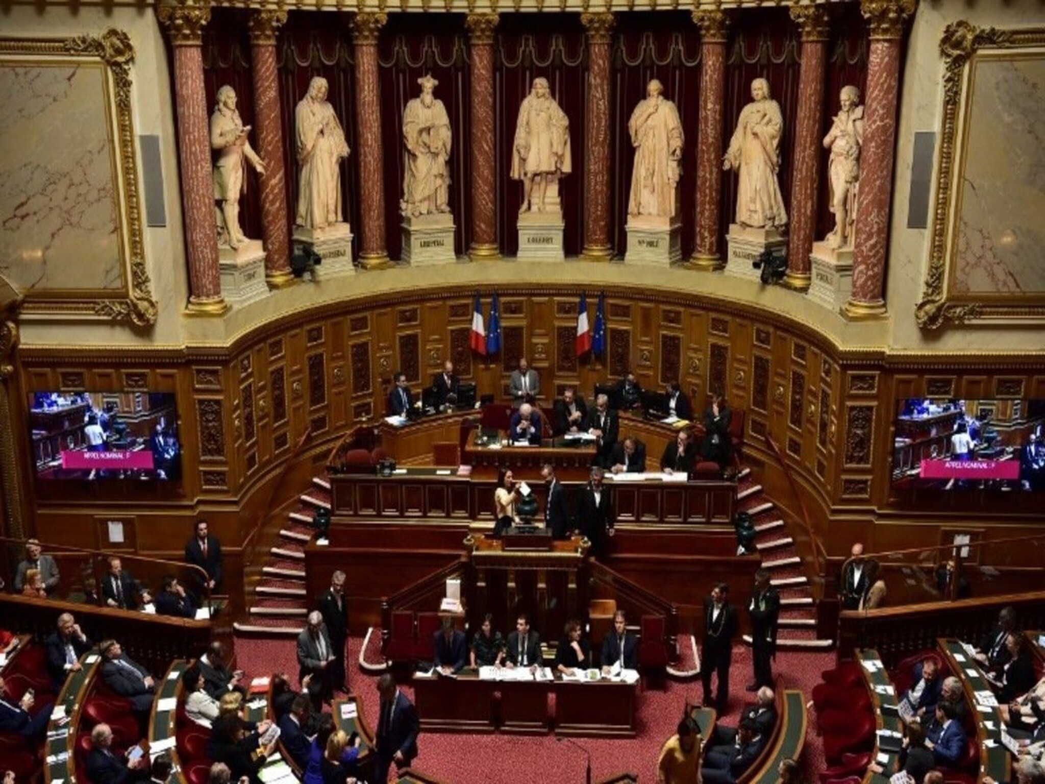 فضيحة جنسية تلاحق  أحد الأعضاء في مجلس الشيوخ الفرنسي