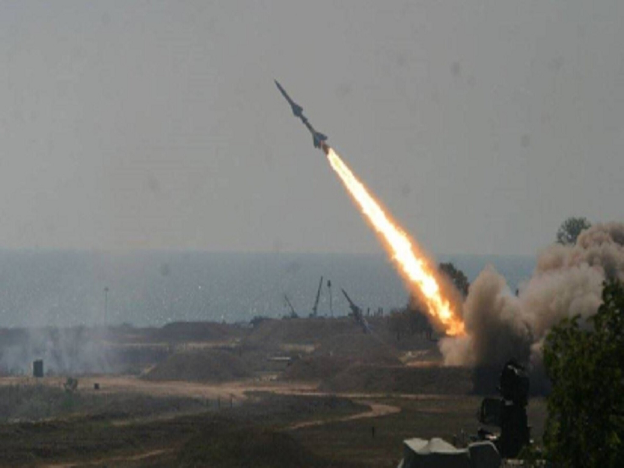 الحوثيون يعلنون إطلاق عدد من الصواريخ على جنوب إسرائيل