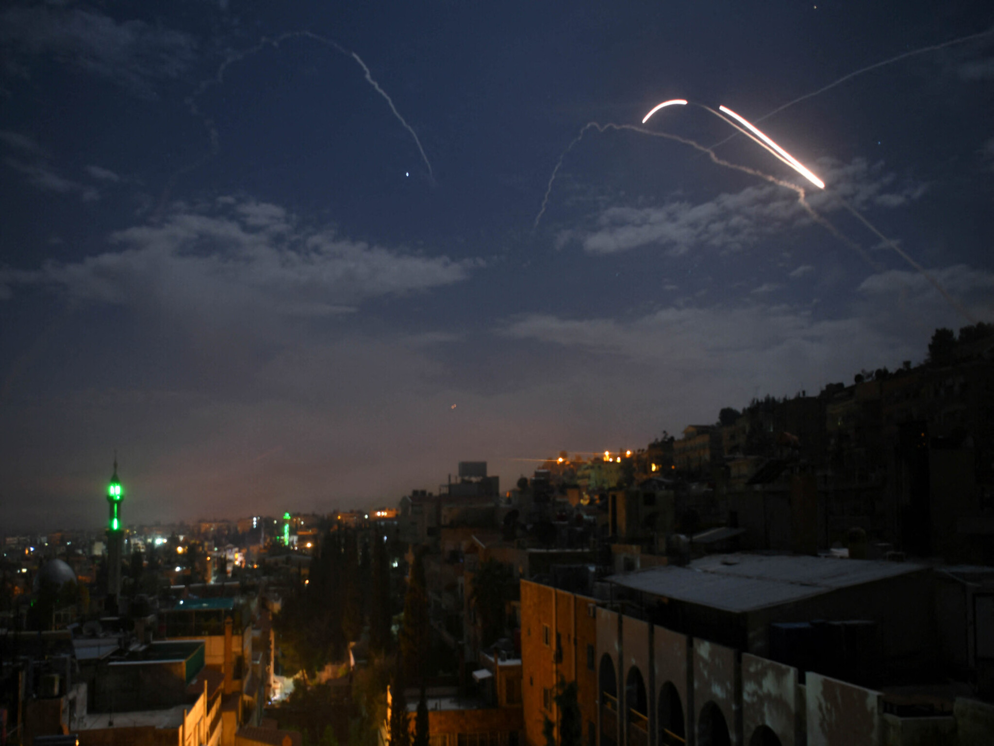 سوريا | الدفاعات الجوية تصدت "لأهداف معادية" في محيط العاصمة دمشق