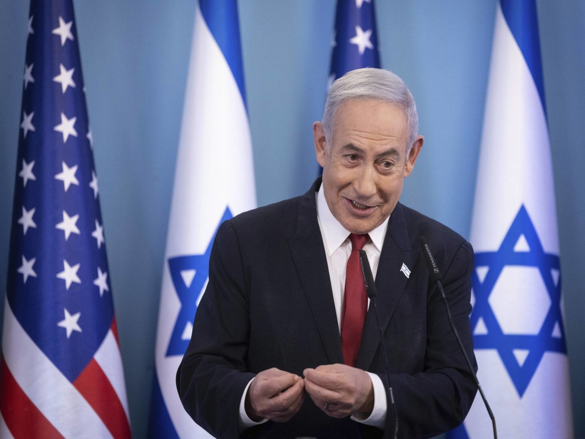 مكتب رئيس الوزراء الإسرائيلي يؤكد تَسلٌم 12 رهينة جديدة من حماس