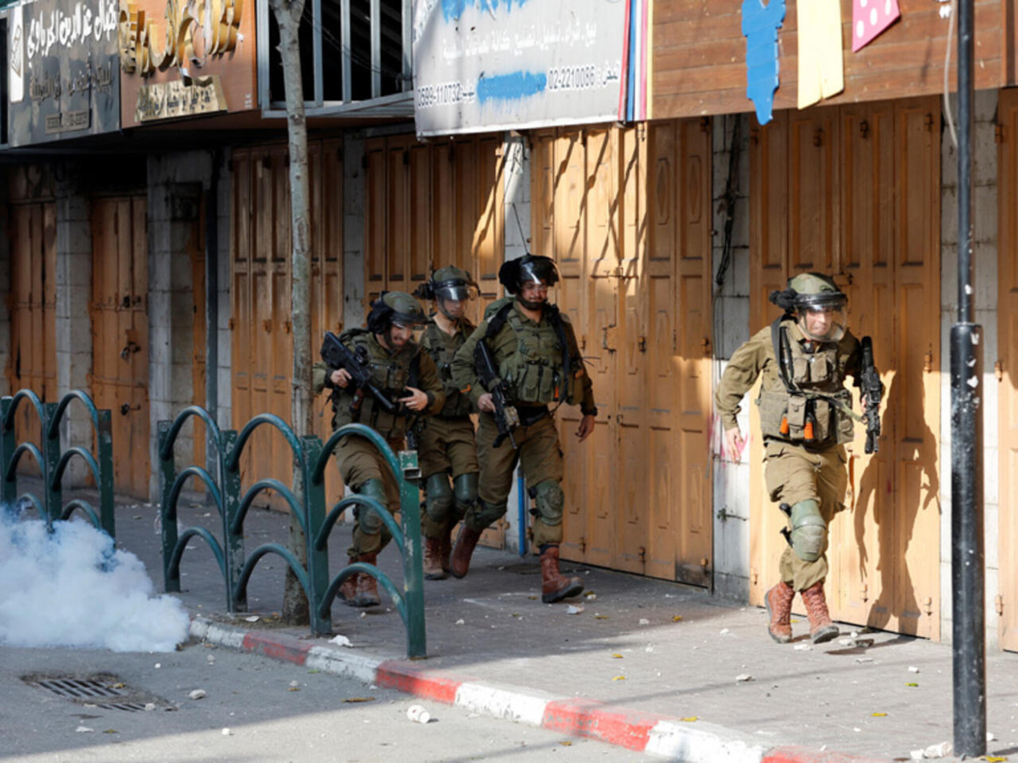 إسرائيل تقتل فلسطينيين في قصف على مخيم جنين وتعتقل العديد من المدنيين