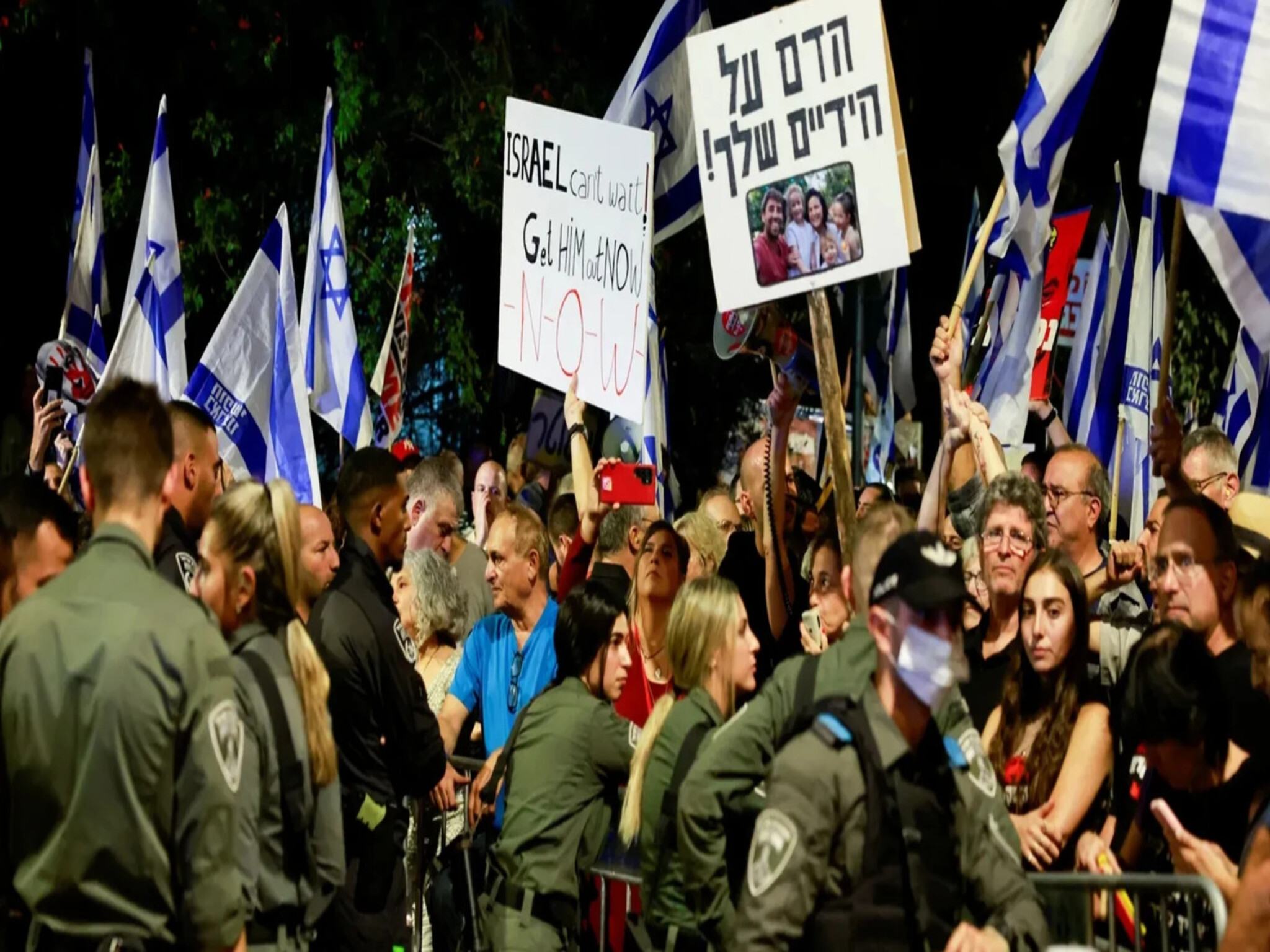  الشرطة الإسرائيلية | محتجون غاضبون يتظاهرون أمام منزل بنيامين نتنياهو