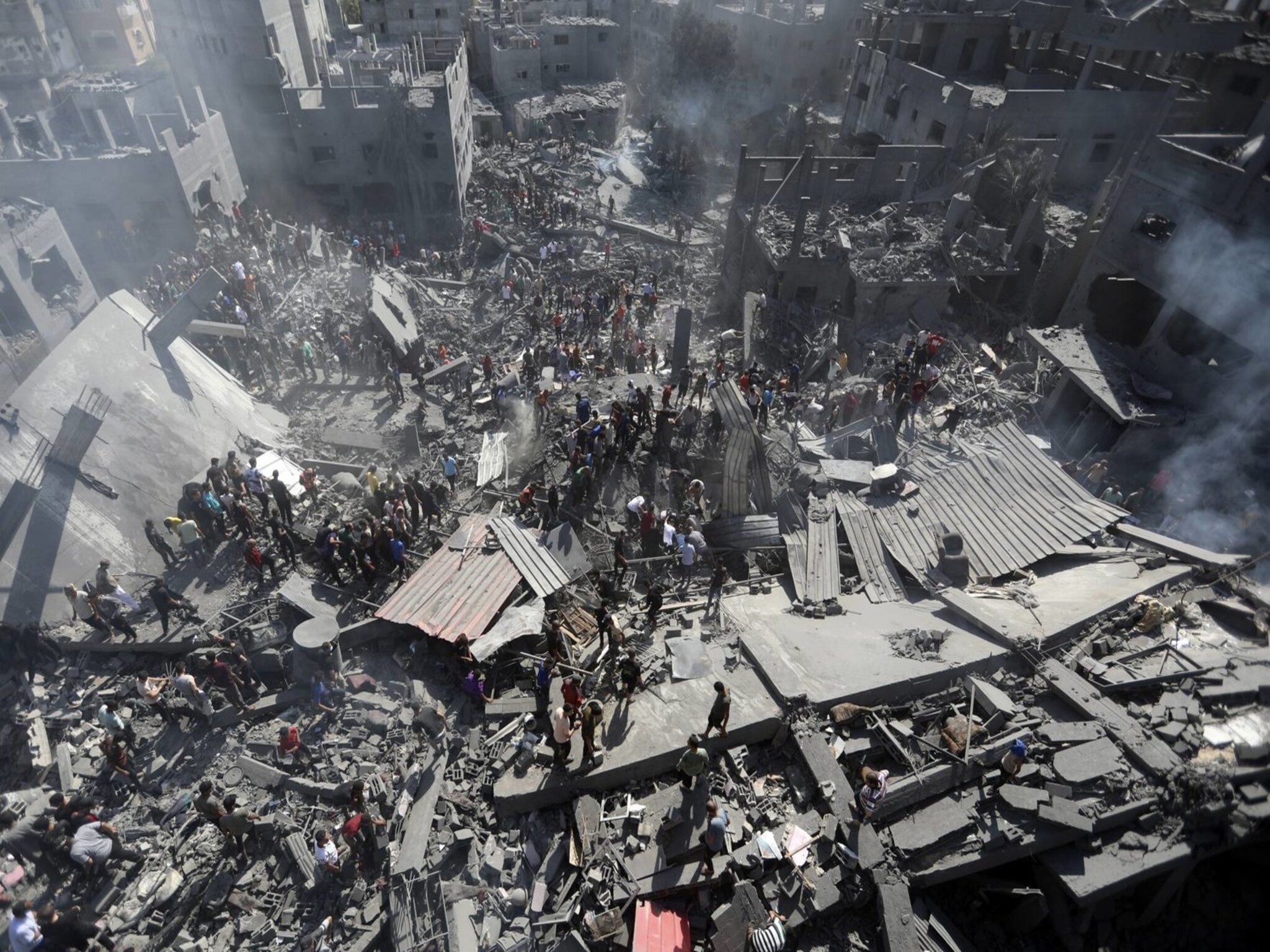 الجثث المتحللة في شوارع غزة تنذر بكارثة صحية وأوبئة خطيرة