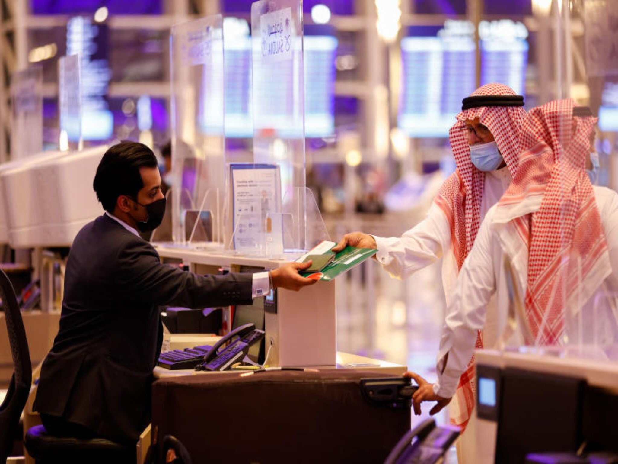 الحكومة البريطانية تبدأ تفعيل التأشيرة الألكترونية للسعوديين 2024 م