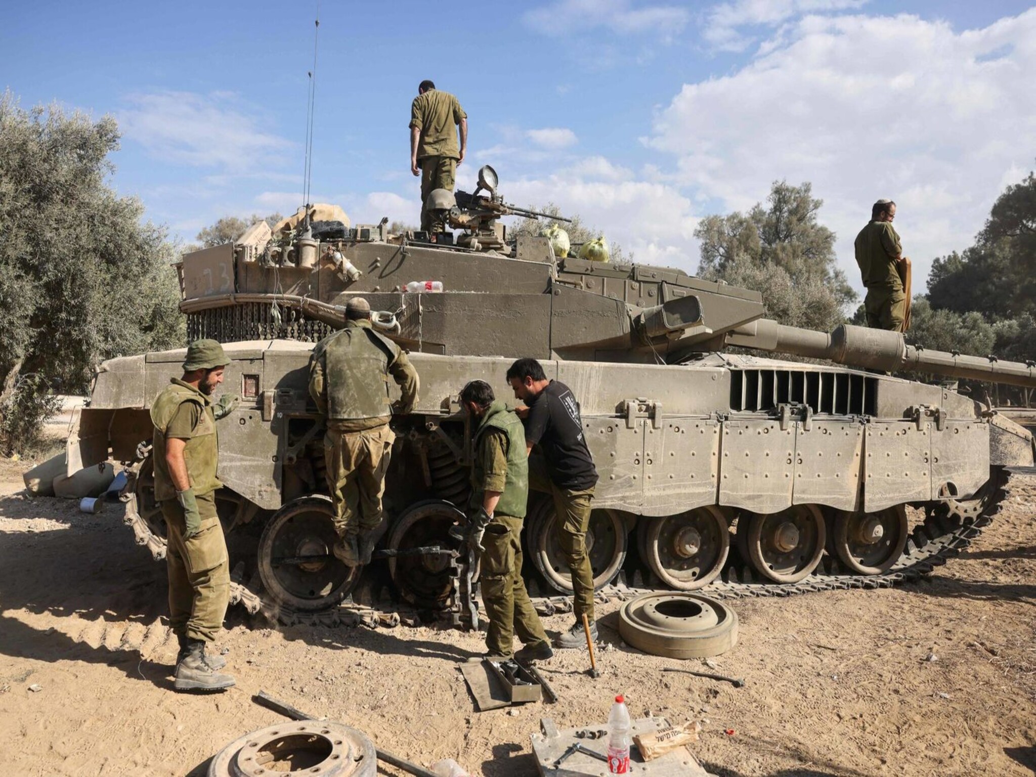 إسرائيل تمهد للانسحاب البري من داخل قطاع غزة قبل تدمير حماس
