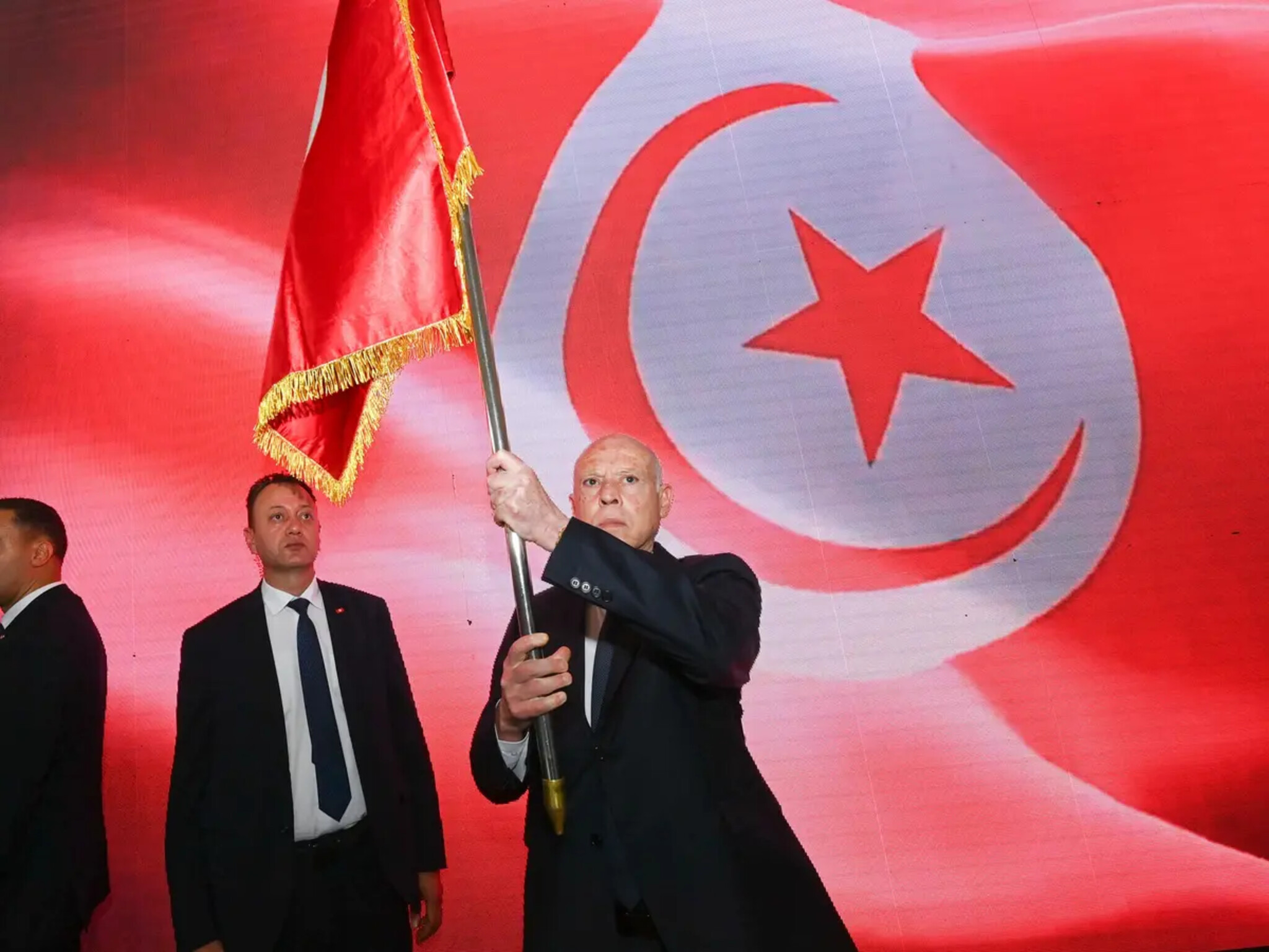 توقيف مسؤولين رياضيين للتحقيق معهم بواقعة حجب العلم التونسي