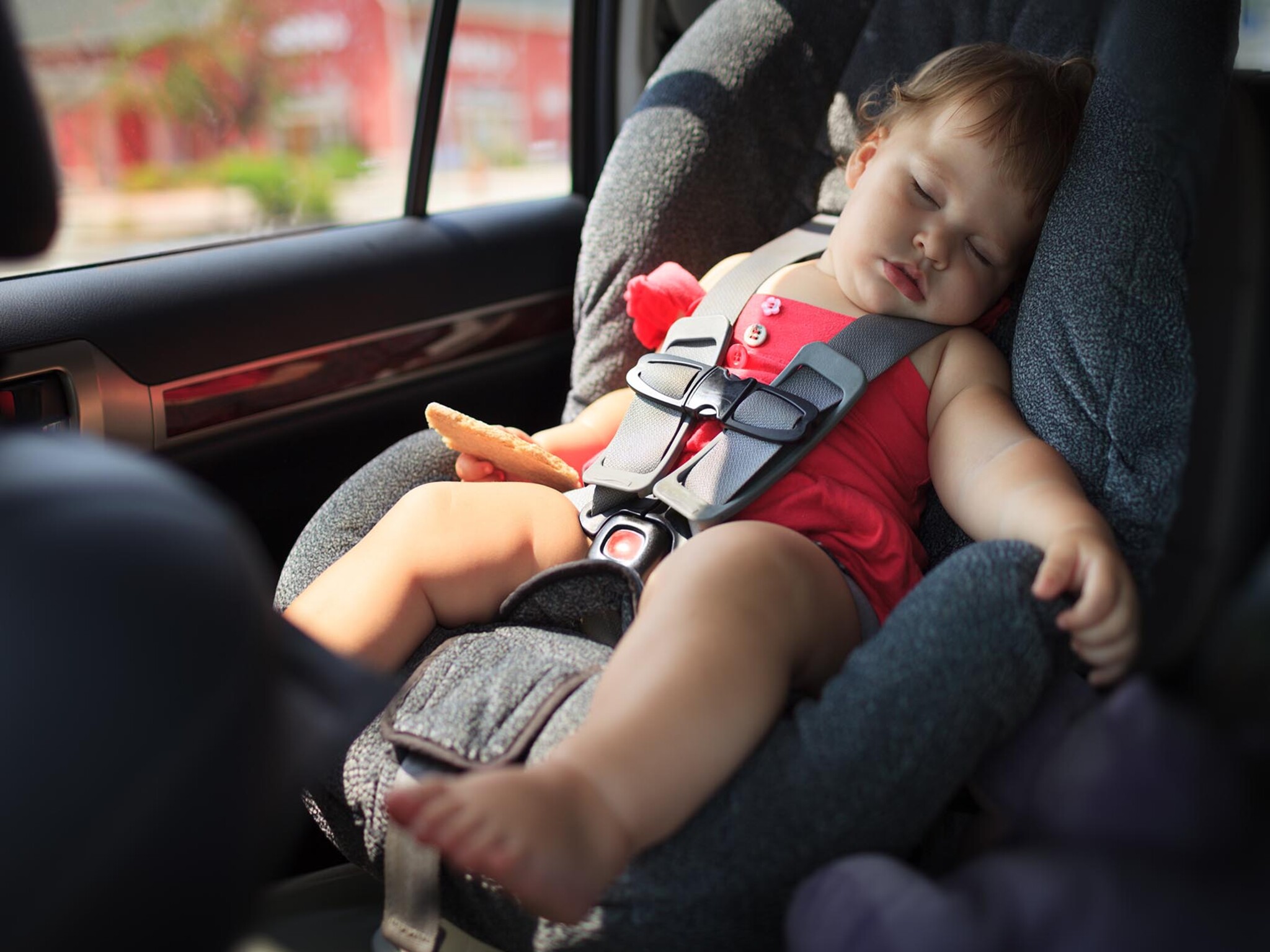 The UAE announces a fine of 1 million dirhams for leaving a child in the car
