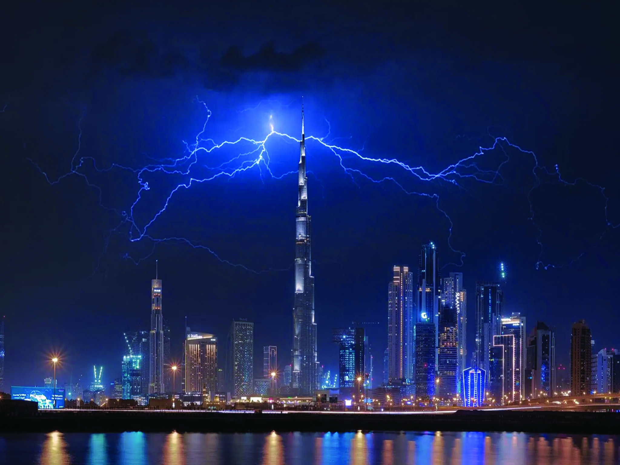 The UAE announces remote work due to unstable weather conditions