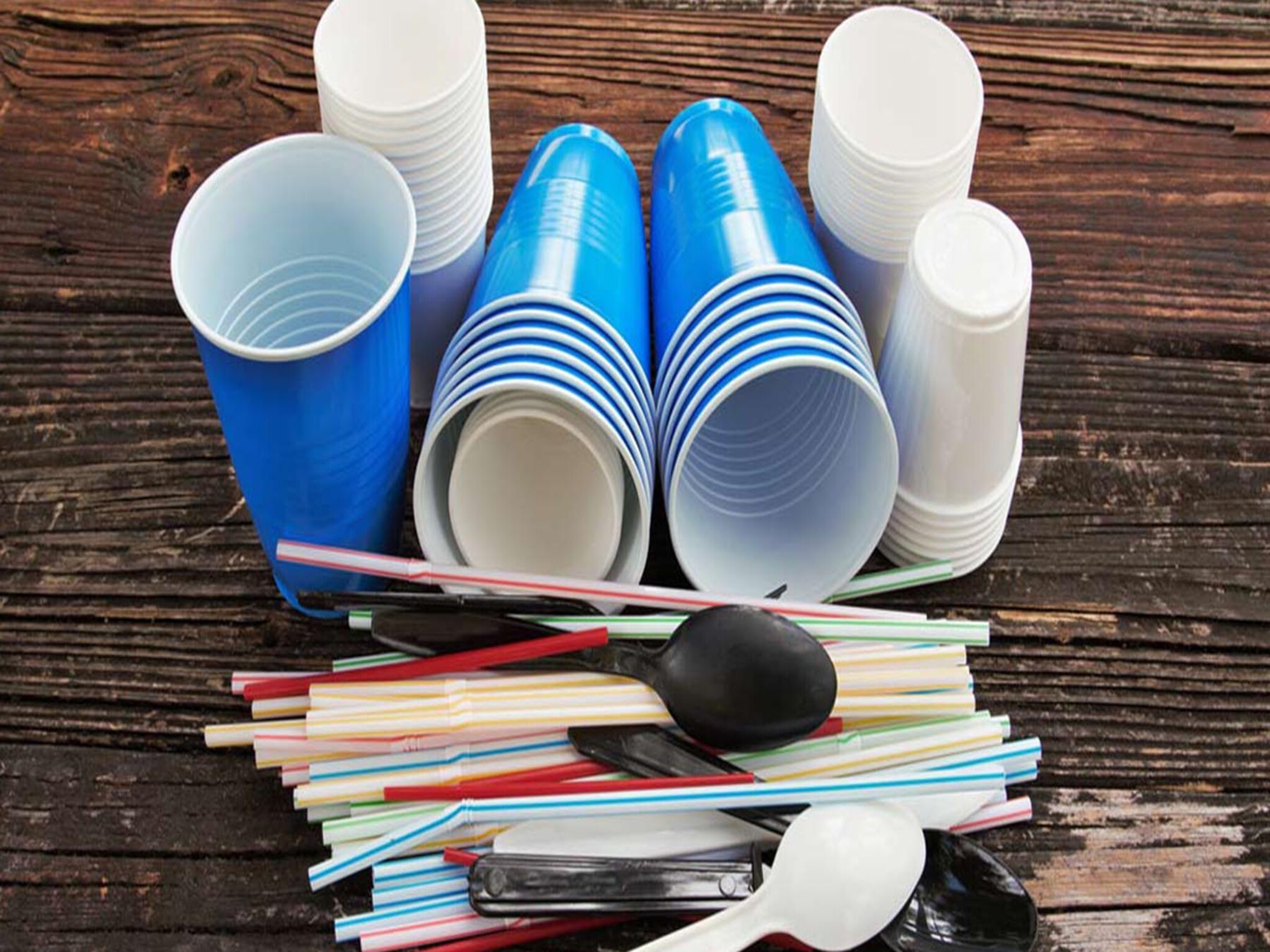 The UAE bans plastic cup products as of June 1 and imposes fines of up to 2,000 dirhams