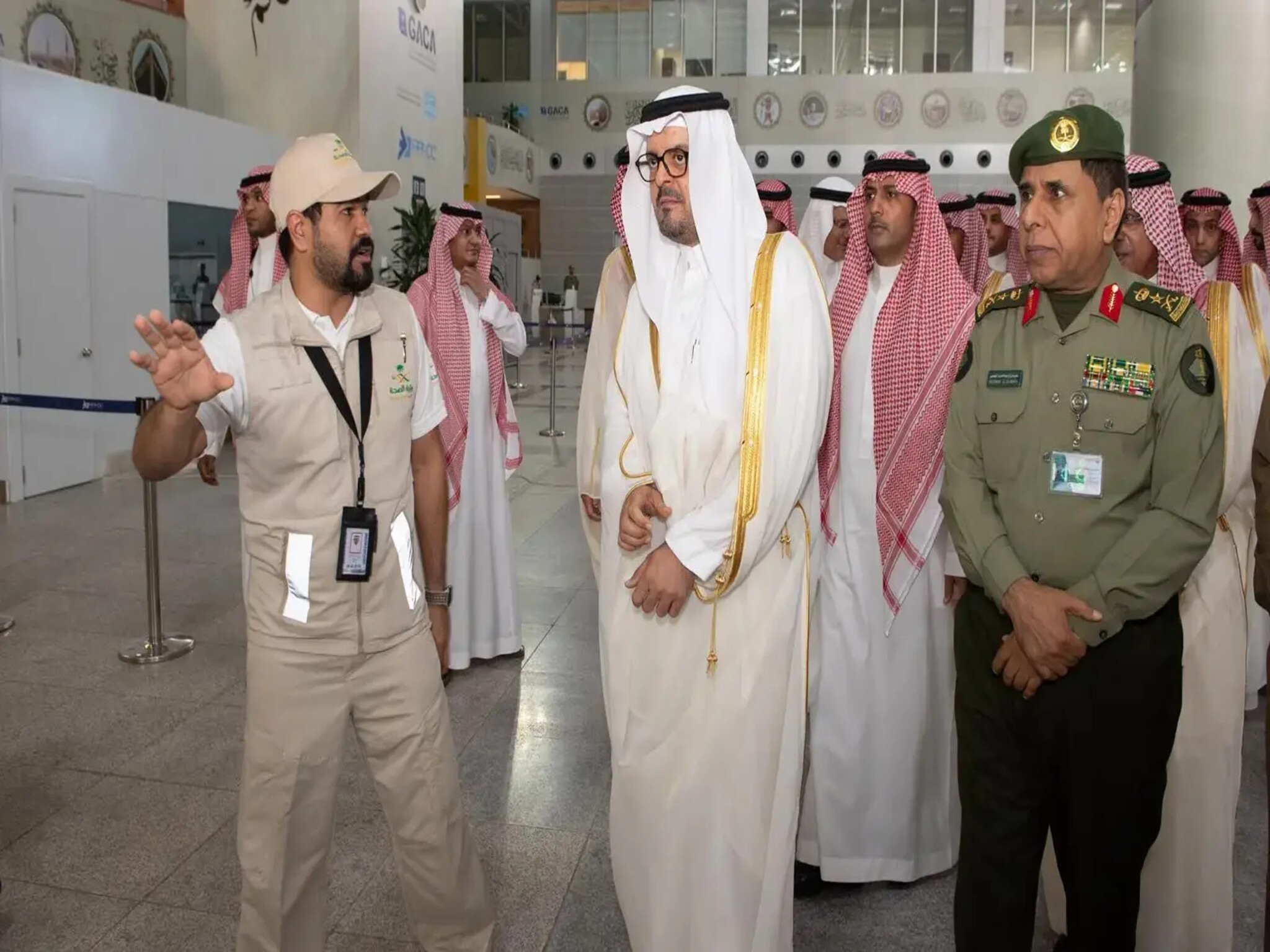 الأمير سعود بن مشعل نائب أمير منطقة مكة المكرمة يتفقد خدمات الحجاج في صالات الحج